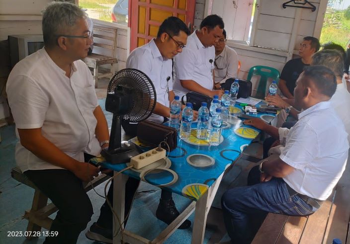 Perwakilan Kantor Staf Presiden (KSP) berkunjung ke Pasar Nawacita di Kabupaten Deli Serdang, Sumut, Jumat (28/7). - Image