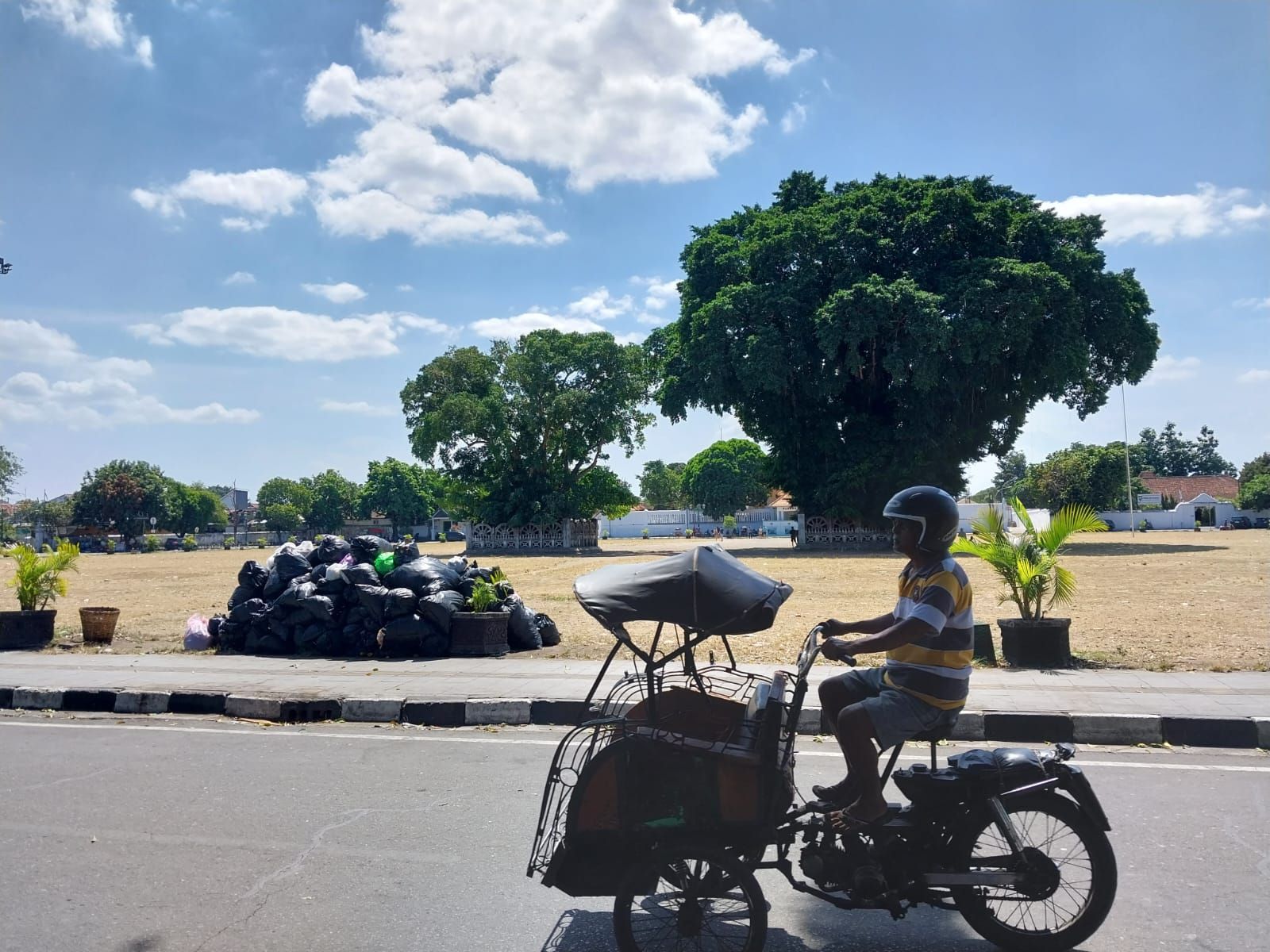 KOTOR: Gunungan sampah berada di Alun-Alun Selatan Kota Jogja menimbulkan bau menyengat dan dikerubungi lalat Jumat siang (28/7/2023). - Image