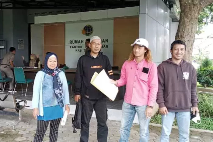 Korban sertifikat tanah jaminan yang dibalik nama saat mengecek ke BPN Kabupaten Semarang. (Maria Novena/Jawa Pos Radar Semarang) - Image