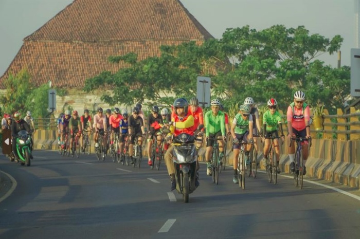 GFNY Riders melakukan cara terbaik menyambut HUT RI sambil bersepeda bersama-sama di Kota Pahlawan, Surabaya, Minggu (30/7). (GFNY) - Image