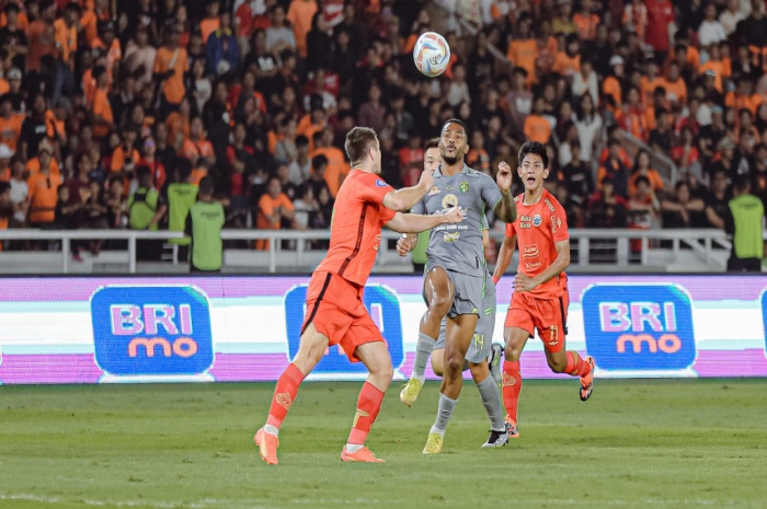 Paulo Victor (tengah) saat diapit dua pemain Persija Jakarta. Persebaya Surabaya menyerah 1-0 di SUGBK, Minggu (30/7) malam. (persebaya) - Image