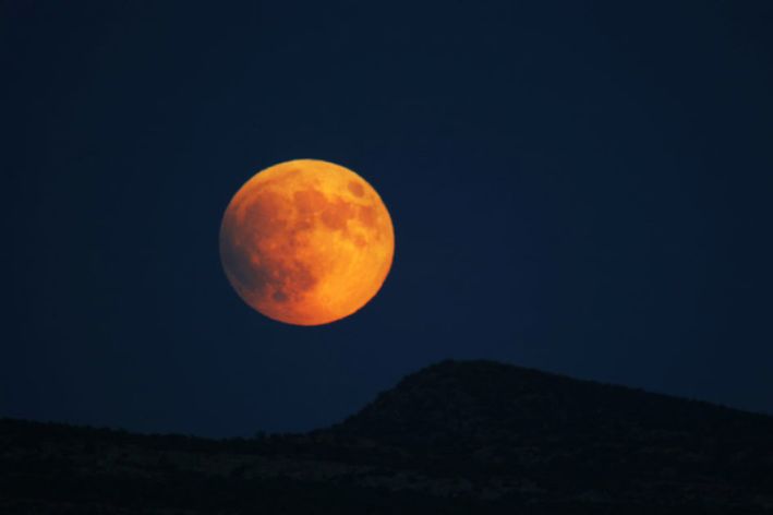 Fenoema Supermoon bulan Juli di London. - Image