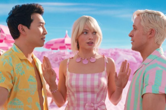 Cuplikan film Barbie, pertemuan Margot Robbie, Ryan Gosling, dan Simu Liu dalam salah satu adegan. - Image