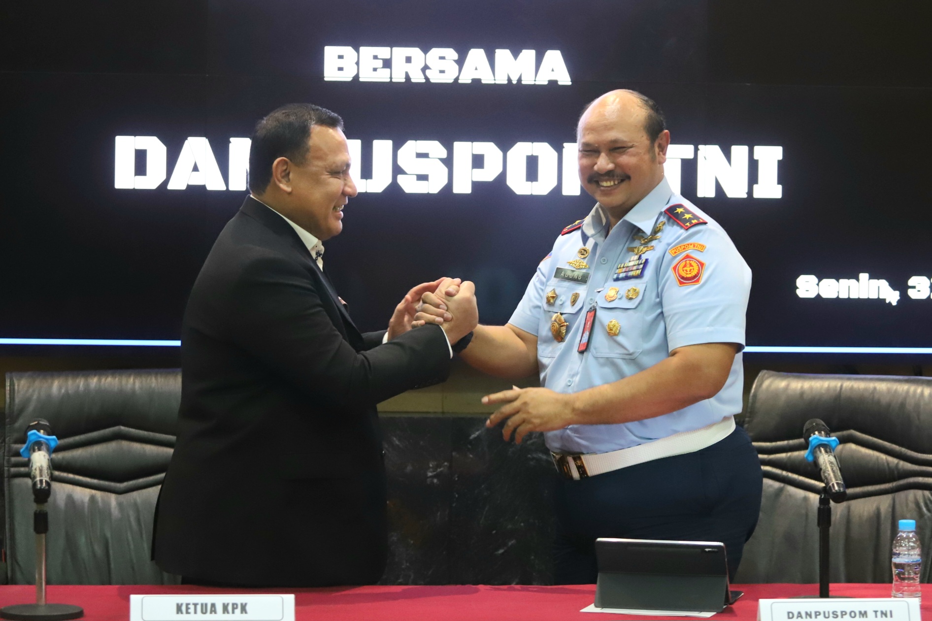 Danpuspom TNI Marsekal Muda TNI Agung Handoko bersama Ketua KPK Firli Bahuri saat Konferensi Pers terkait OTT Basarnas di Mabes TNI Cilangkap Jakarta, Senin (31/7/2023). - Image