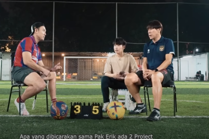 Shin Tae-yong (kanan) saat berbincang dengan Denny Sumargo terkait masa depannya sebagai pelatih timnas Indonesia. (Channel Youtube Pebasket Sombong Denny Sumargo) - Image