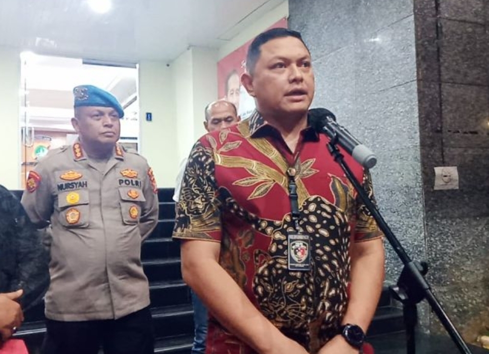 Direktur Reserse Kriminal Umum Polda Metro Jaya Kombes Pol Hengki Haryadi (kanan) saat melakukan konferensi pers di Gedung Ditreskrimum Polda Metro Jaya, Jumat (28/7/2023). - Image