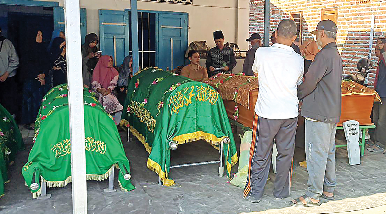 DUKA MENDALAM: Jenazah para korban sebelum dimakamkan di Desa Bakutemenggungan, Sidoarjo, kemarin. - Image
