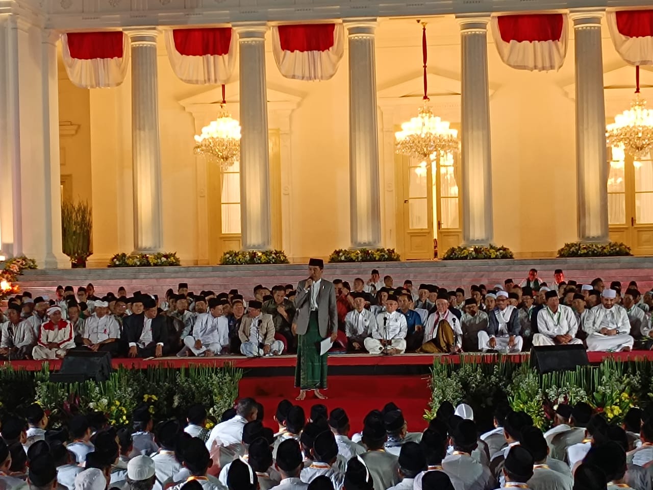 Presiden Joko Widodo (Jokowi) memberikan sambutan dalam acara dzikir dan doa kebangsaan yang akan digelar di halaman depan Istana Merdeka, Jakarta, Selasa (1/8) malam. Foto: Istimewa - Image