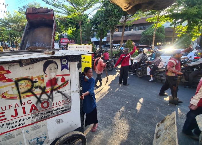 PKL di kawasan Jalan Pasar kembang terpaksa tak bisa berdagang dampak aspal meledak pada Selasa (1/8). - Image