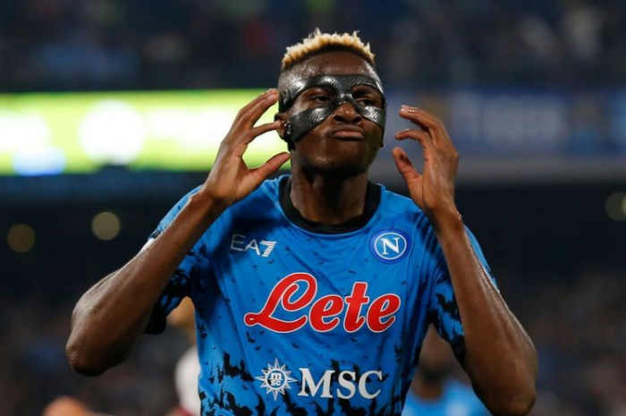 Victor Osimhen memilih bertahan bersama Napoli walau mengetahui konsekuensinya. (@victorosimhen9) - Image