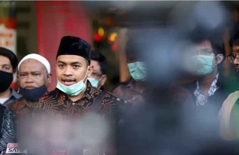 Pengacara Rizieq Shihab, Aziz Yanuar, menyatakan bahwa keputusan Kepala Badan Pemasyarakatan (Bapas) Jakarta Pusat yang tak mengizinkan kliennya untuk umrah dengan alasan pengawasan sangat menggelikan - Image