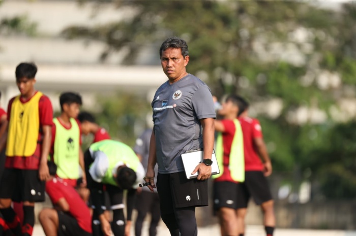 Bima Sakti saat memimpin anak didiknya menjalani latihan sebelum menghadapi Barcelona Juvenil A di Stadion Gusti Ngurah Rai, Rabu (2/8). (pssi) - Image