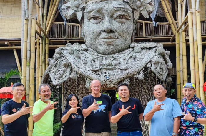 Ketua Samas Bali, Endra Datta (paling kiri) bersama Tenne Permatasari, Ketum GFNY Indonesia (tiga kiri), dan lainnya menunjuk Ubud sebagai tuan rumah event sepeda internasional GFNY Bali. (GFNY) - Image
