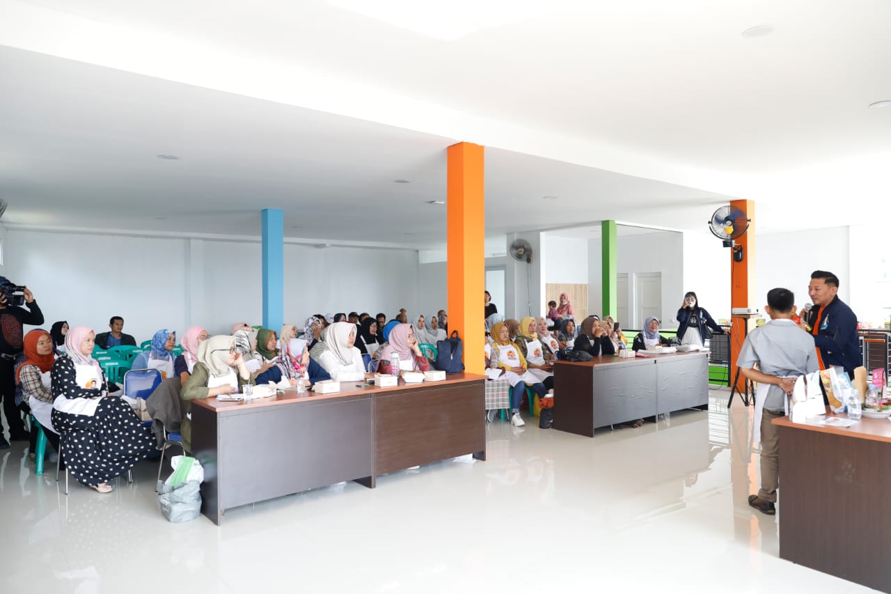 Pelaku UMKM Sukabumi mengikuti pelatihan kemasan produk. (Istimewa) - Image