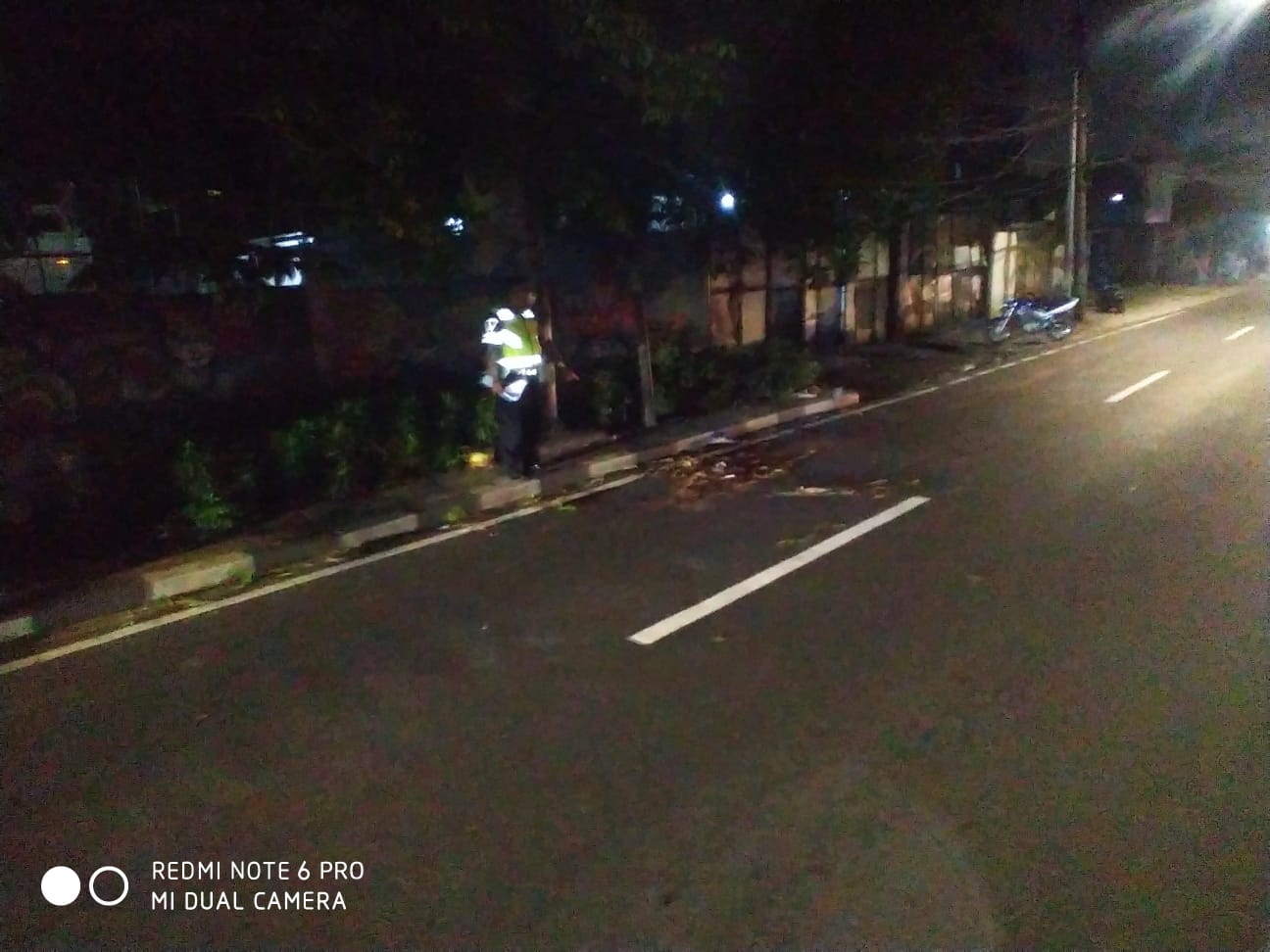 TKP kecelakaan juntaian kabel di Jalan KS Tubun, Palmerah, Jakarta Barat, Jumat, (28/7) lalu. (Dok. Polres Metro Jakarta Barat) - Image