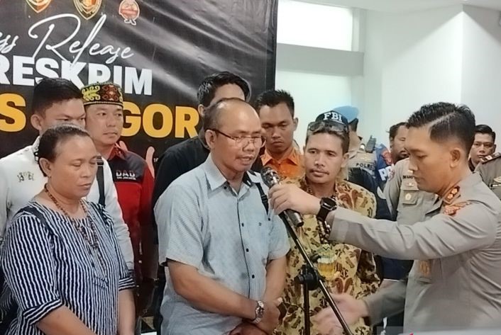 Keluarga Bripda IDF saat konferensi pers di Markas Polres Bogor, Cibinong, Kabupaten Bogor, Jawa Barat, Selasa (1/8). - Image