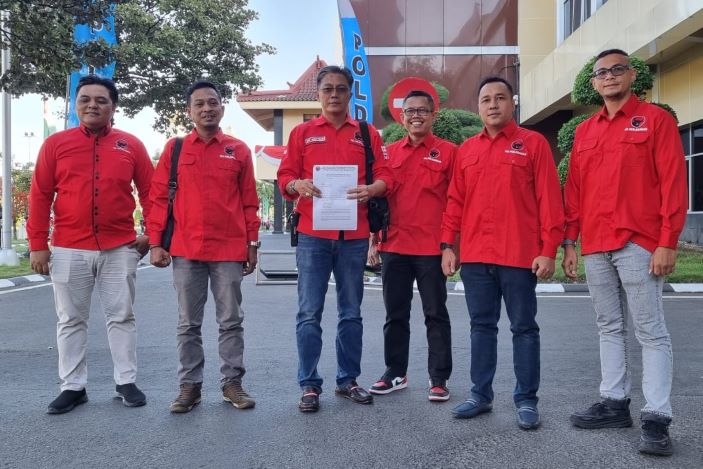 Tim BBHAR DPD PDIP Jatim laporkan Rocky Gerung ke Polda Jatim terkait dugaan pencemaran nama baik dan ujaran kebencian kepada Presiden Joko Widodo. - Image