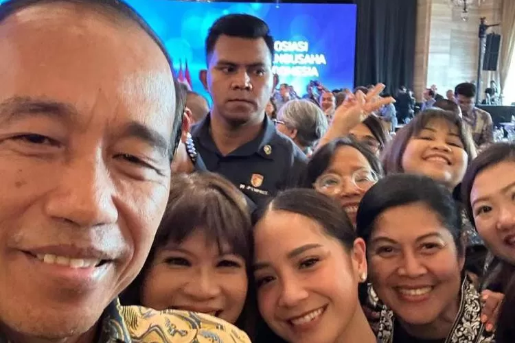 Istri Raffi Ahmad, Nagita Slavina, mengunggah foto selfie di Instagram dengan ekspresi yang ceria bersama Presiden Jokowi. - Image