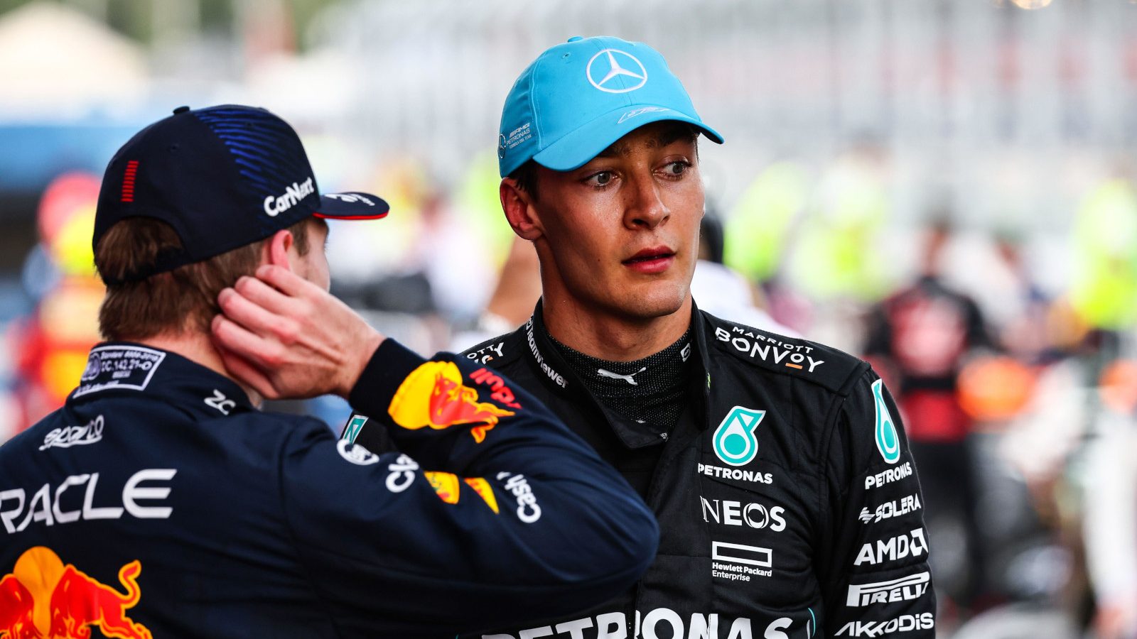 Max Verstappen (kiri) dan George Russell sedang berbincang di paddock Sirkuit Spa-Francorchamps. - Image