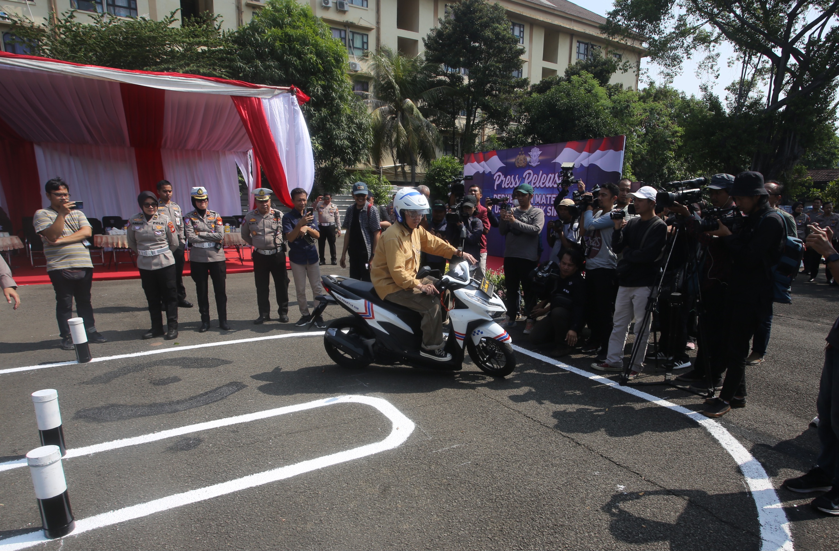 Warga mengendarai sepeda motor saat uji coba ujian praktik SIM di Satpas Polda Metro Jaya, Jalan Daan Mogot, Jakarta, Jumat (4/8/2023). - Image