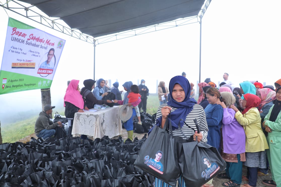 Kegiatanbazar sembako berlangsung di Desa Margaluyu, Pangalengan, Kabupaten Bandung, Jawa Barat, Jum - Image