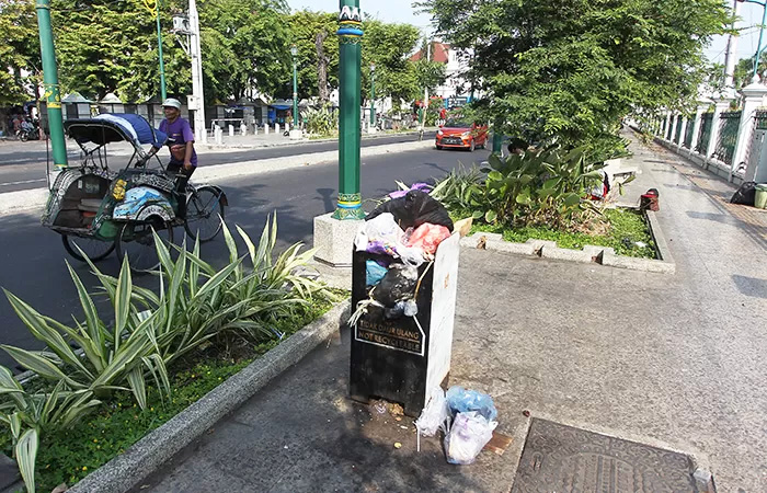 Ilustrasi tumpukan sampah tak terangkut di salah satu jalan protokol di Jogjakarta. - Image