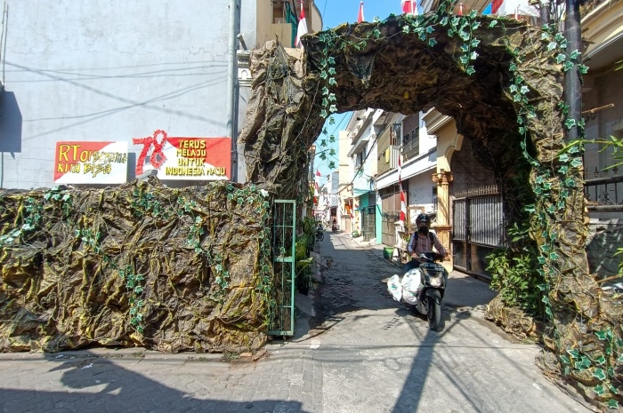 Dekorasi di salah satu perkampungan di Surabaya. (fajar mujianto/jawapos.com) - Image