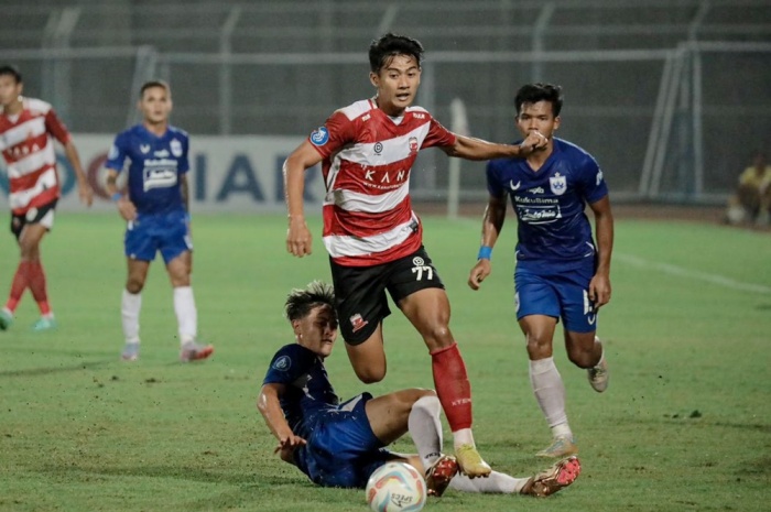 Madura United saat menghadapi PSIS Semarang. Kemenangan tipis 1-0 di laga itu membawa Madura United memimpin klasemen sementara Liga 1 musim ini. - Image