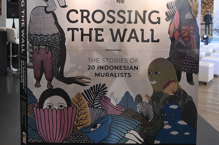 Buku Crossing The Wall memuat 20 profil seniman mural Indonesia. (Istimewa) - Image