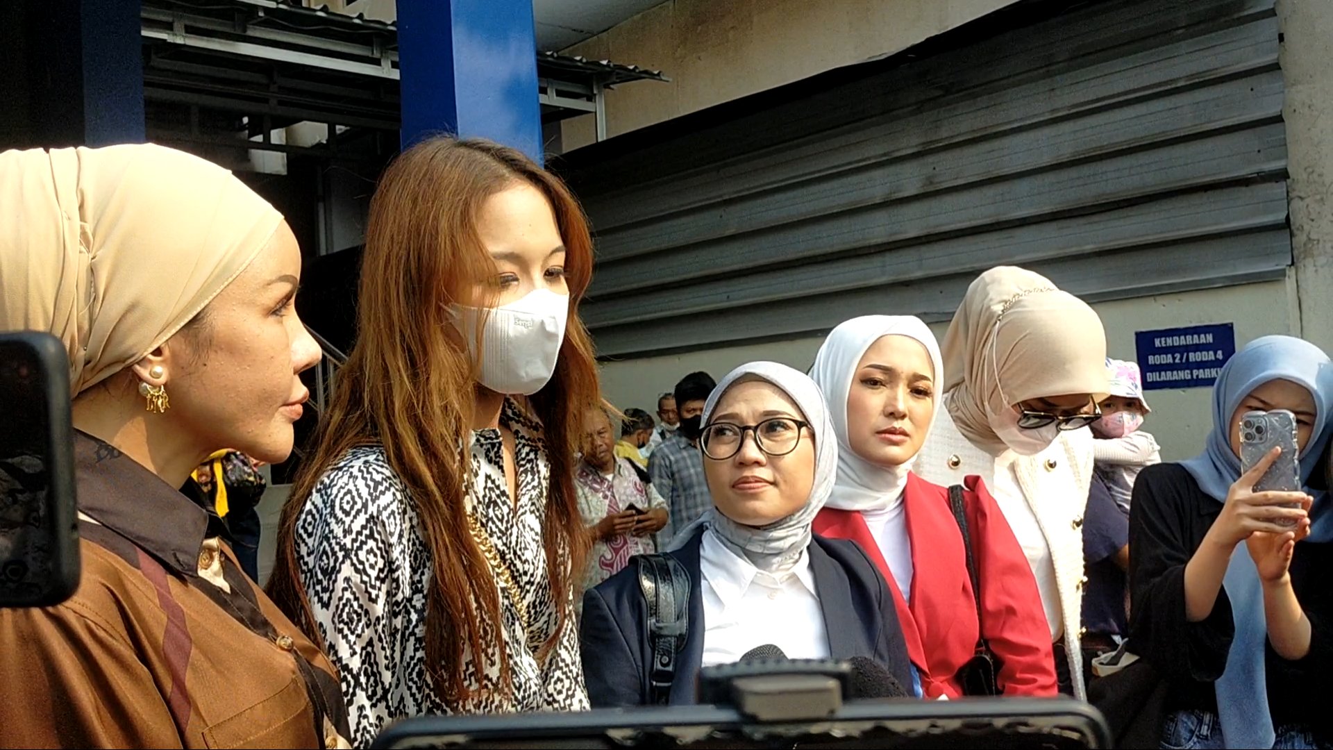 Natasha, finalis Miss Universe Indonesia diduga menjadi korban kekerasan seksual. (Abdul Rahman/JawaPos.com) - Image