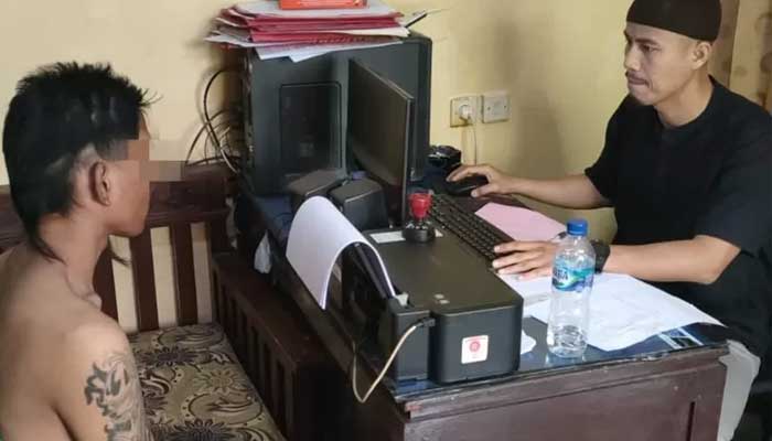Personel Polsek Citamiang, Sukabumi Kota menginterogasi pria terduga pelaku pengeroyokan dan penganiayaan terhadap perempuan di Cikondang, Sukabumi. (Radar Sukabumi) - Image