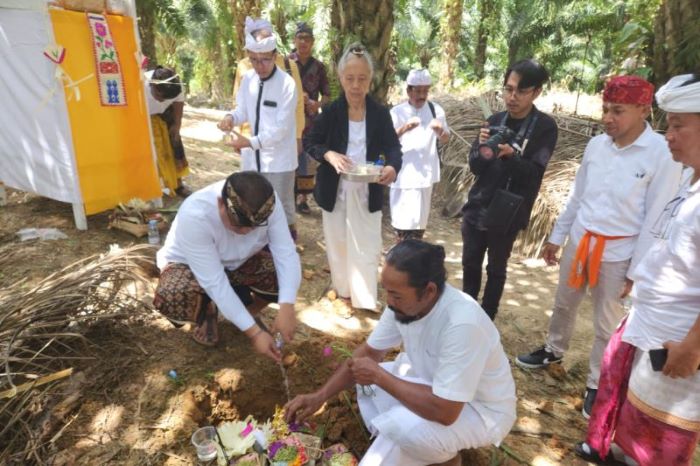 Umat Hindu menggelar ritual Matur Piuning dan Nuasen di lokasi pembangunan pura di kawasan Ibu Kota Negara (IKN) Nusantara, Minggu (6/8). - Image