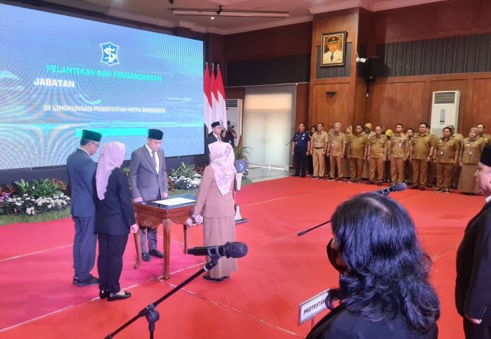 Wali Kota Surabaya Eri Cahyadi melantik sejumlah pejabat, Senin (7/8). - Image