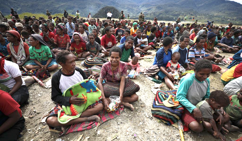 KORBAN KRISIS PANGAN: Warga Distrik Sinak, Kabupaten Puncak, menunggu bantuan dari pemerintah. - Image