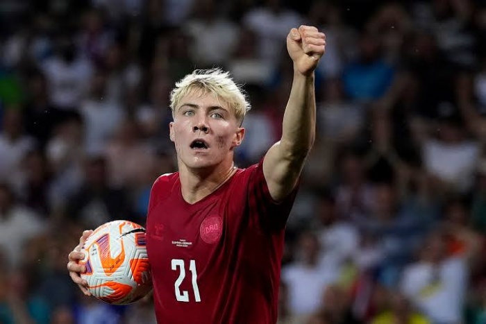 Rasmus Hojlund resmi menjadi bagian dari Manchester United. Dia dibajak Setan Merah dari Atalanta. (the independent) - Image