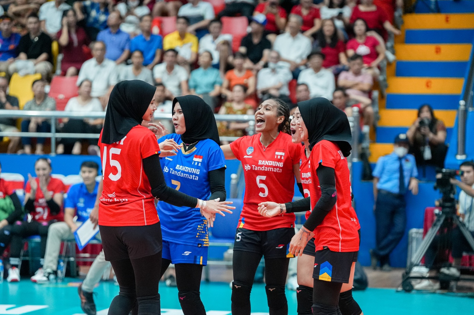 Timnas voli putri Indonesia merayakan kemenangan atas Filipina di SEA Women - Image