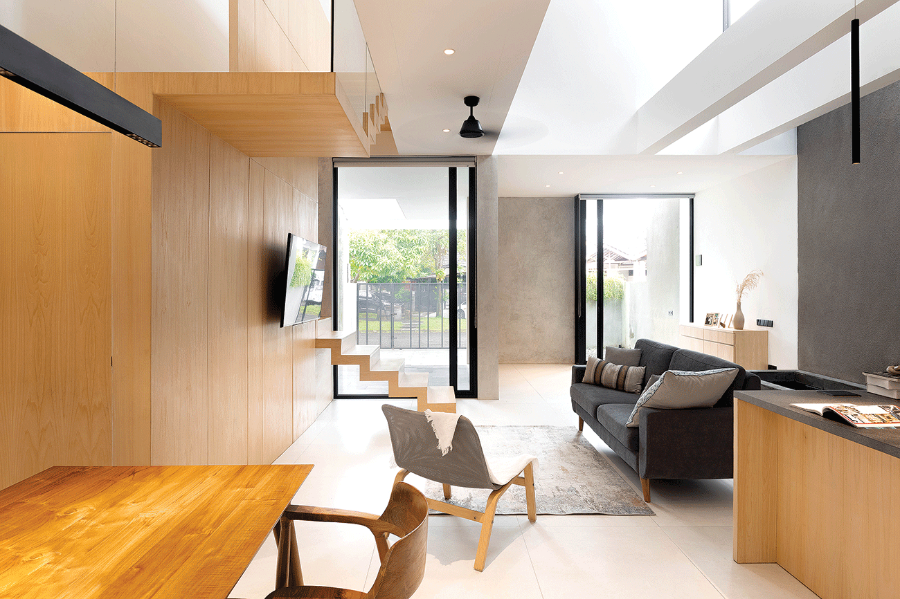 BANYAK KEJUTAN: Penerapan elemen kayu pada interior menghasilkan visual yang cukup catchy dari dominasi putih pada eksterior. Selain itu, banyak kejutan dari pemanfaatan ruang yang ”tersembunyi”. - Image