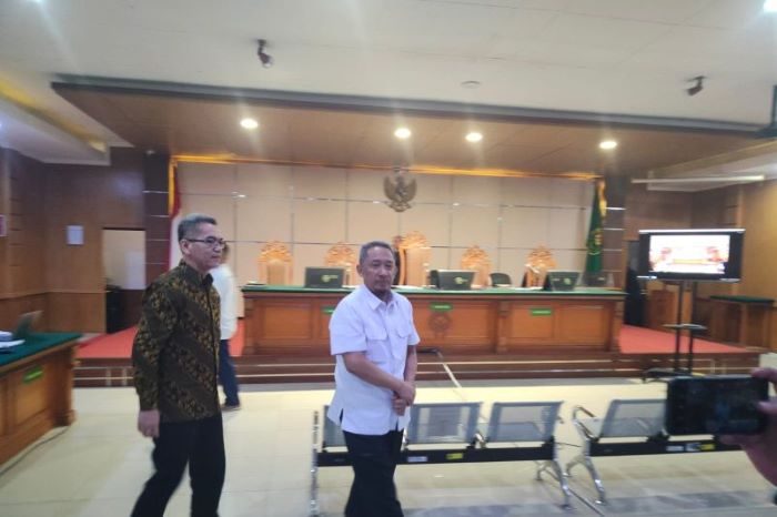 Wali Kota Bandung non aktif Yana Mulyana bersama Kadishub Kota Bandung Dadang Darmawan menjadi saksi dalam lanjutan persidangan kasus suap proyek Bandung Smart City di Pengadilan Tipikor Bandung. - Image