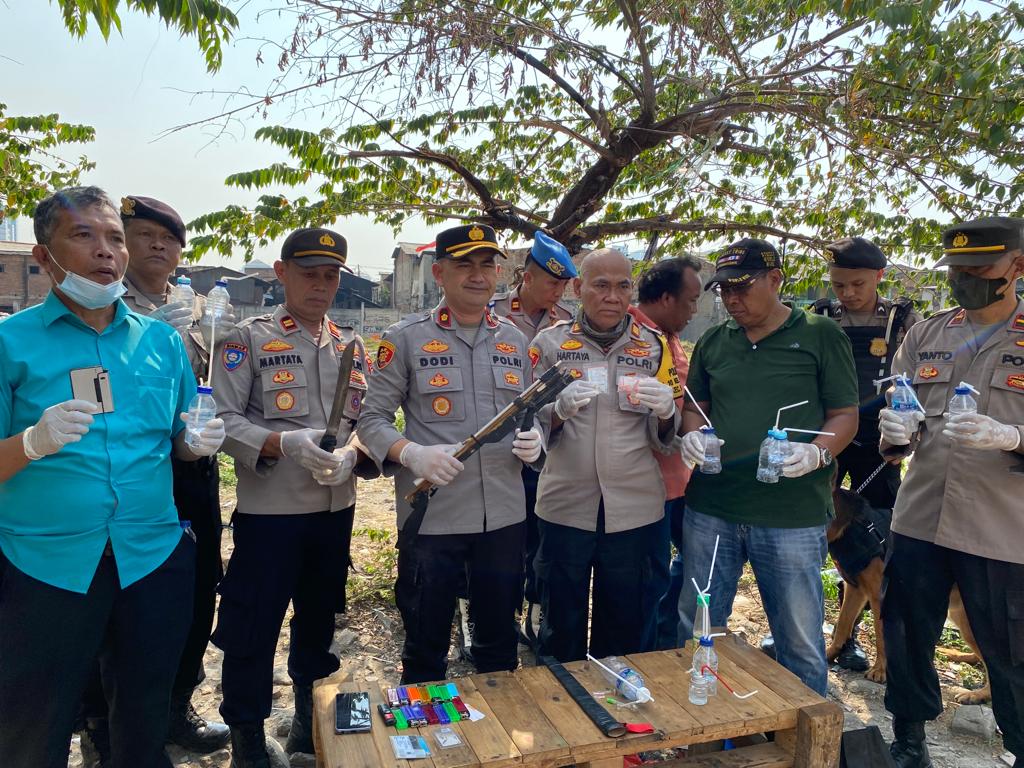 Kampung Boncos di Kota Bambu Selatan, Palmerah, Jakarta Barat, kembali digerebek polisi. (Istimewa) - Image