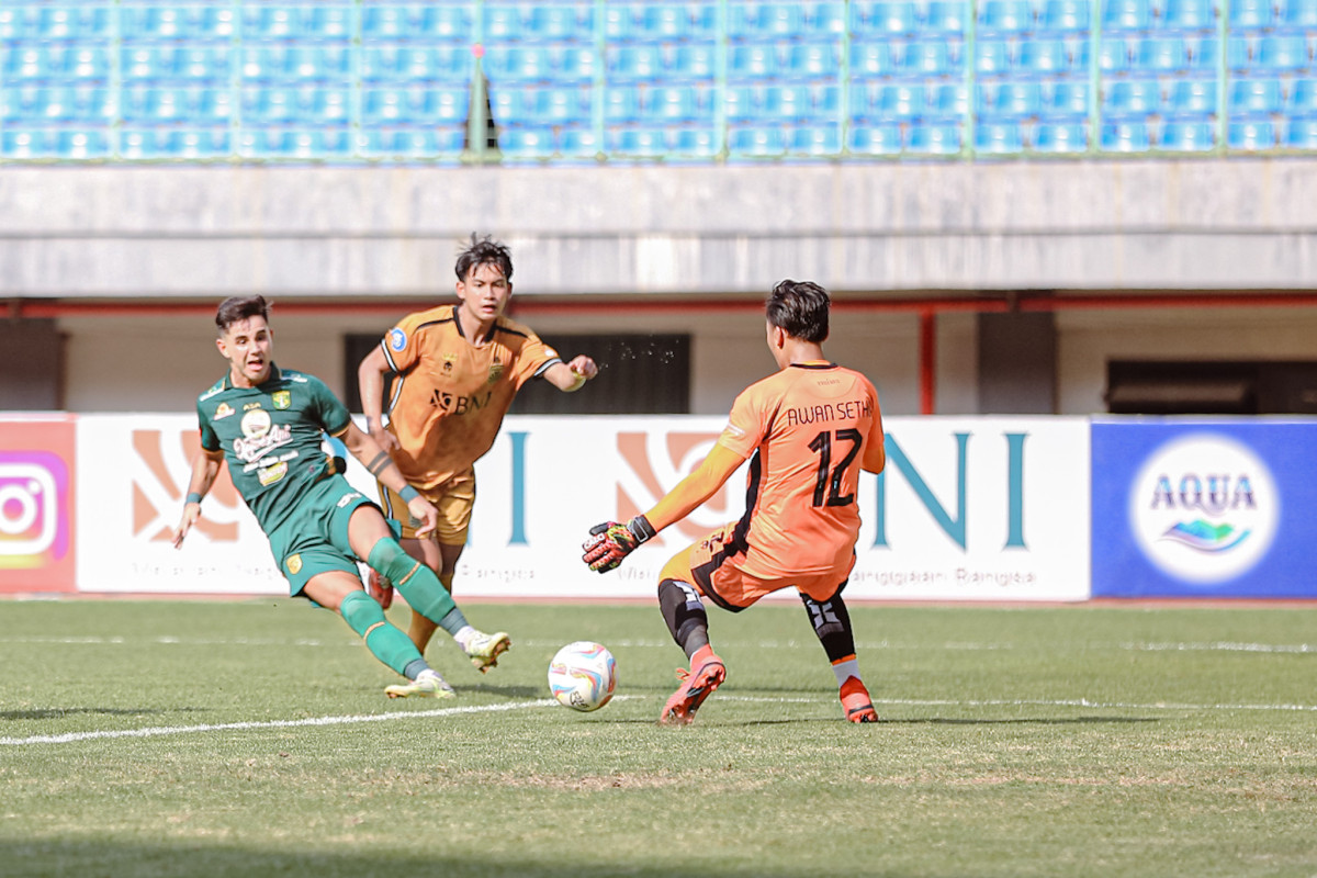 Bruno Moreira mencetak gol ke gawang Bhayangkara FC. (Dok Persebaya) - Image