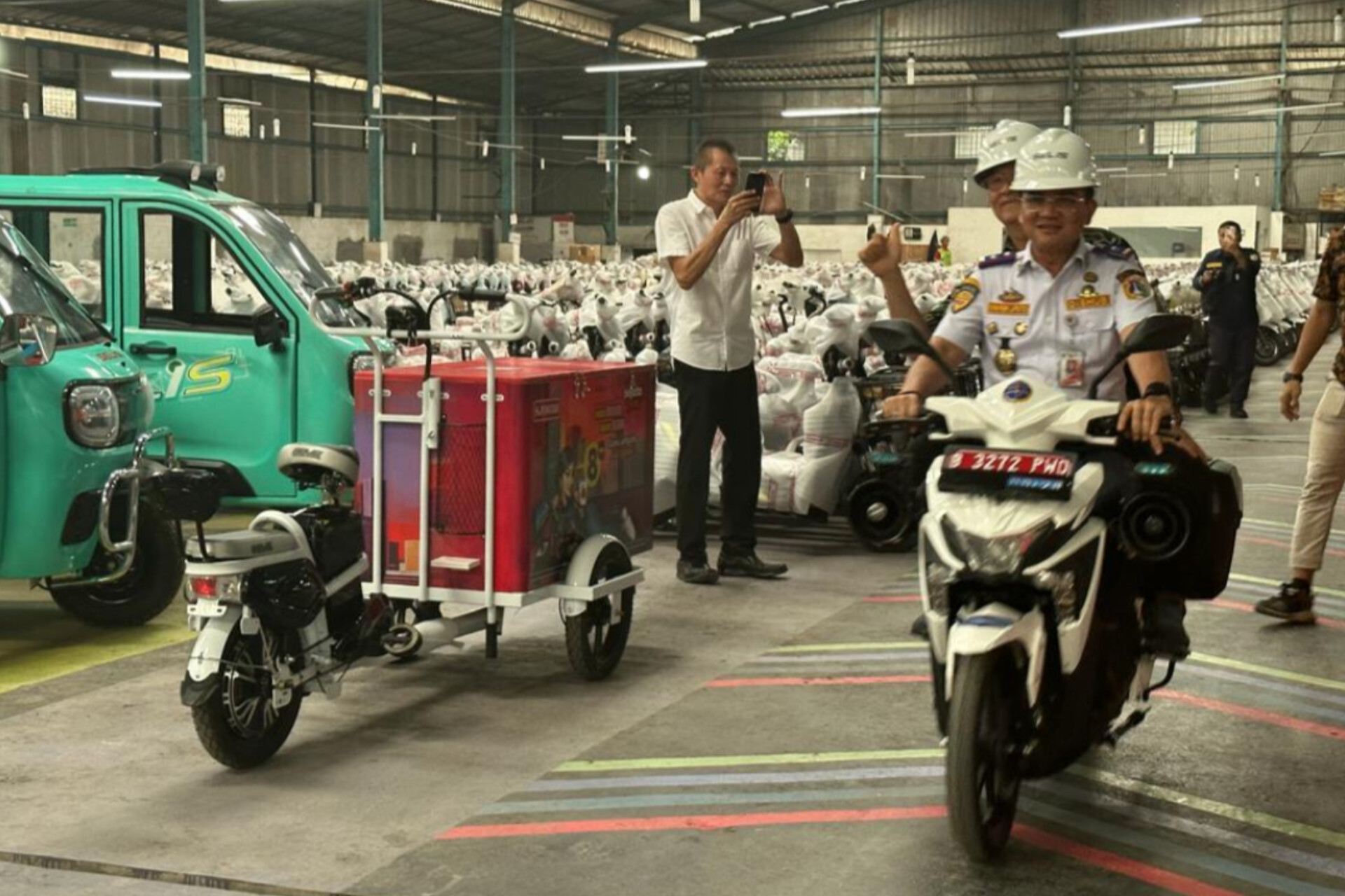 Momen Kadishub DKI Jakarta Syafrin Liputo menjajal ranops Selis Agats untuk armada patroli. - Image