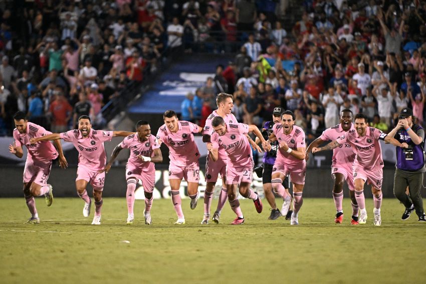 Lionel Messi (kanan) dan pemain Inter Miami berselebrasi menyusul kemenangan adu penalti 5-3 atas FC Dallas di 16 besar Leagues Cup (7/8). - Image