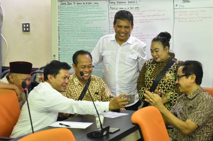Para pegiat musik tradisional keroncong hearing dengan Komisi C DPRD Kota Surabaya. - Image