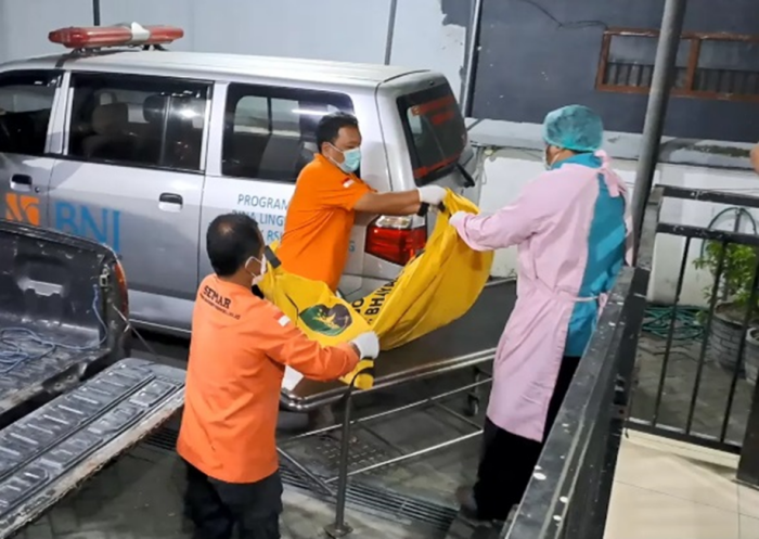 Mayat korban mutilasi di Jombang saat dievakuasi ke RSUD Jombang (Achmad RW/Radar Jombang) - Image