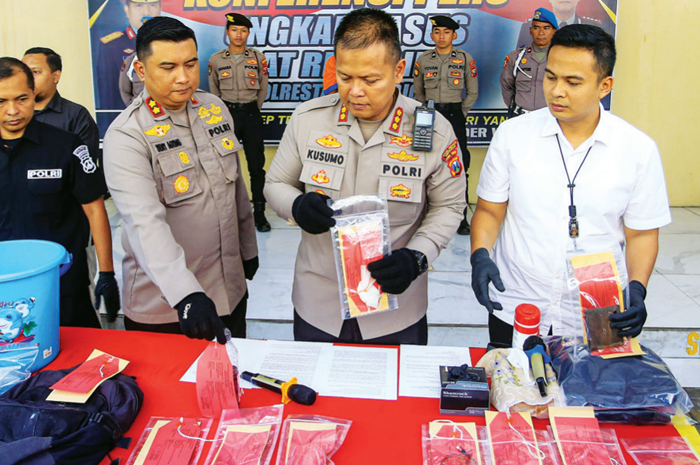 Kapolres Sidoarjo Kombespol Kusumo Wahyu Bintoro (dua dari kanan) menunjukkan barang bukti kasus pembunuhan pedagang nasi bebek di kontrakannya di kawasan Sedati. - Image