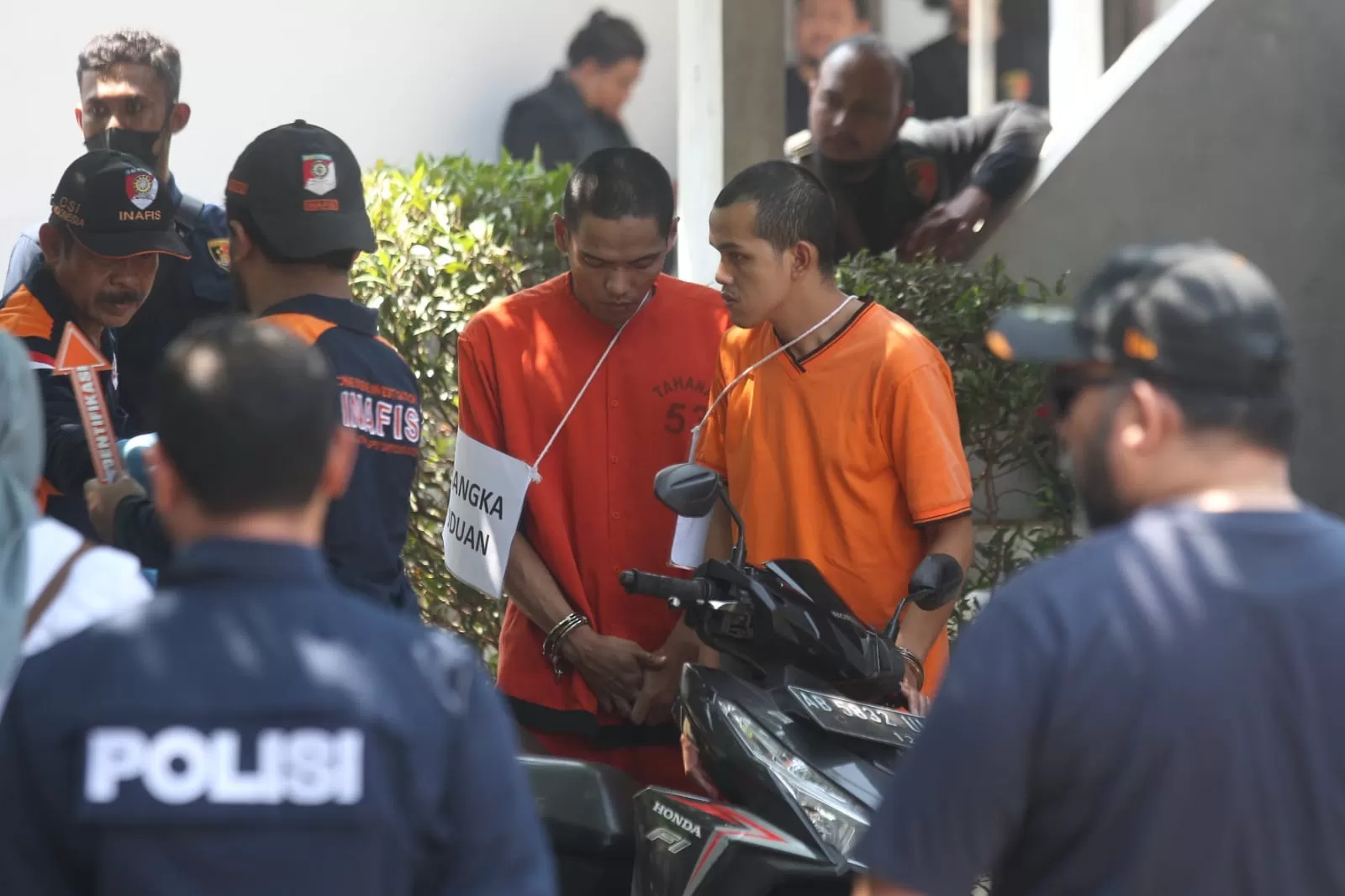 Rekonstruksi mutilasi Mahasiswa UMY Redho Tri Agustian dilakukan di rumah kos milik pelaku Waliyin, yang bertempat di RT.04 RW.19 Dusun Krapyak, Kecamatan Triharjo, Sleman, Jogjakarta. (Radar Jogja) - Image
