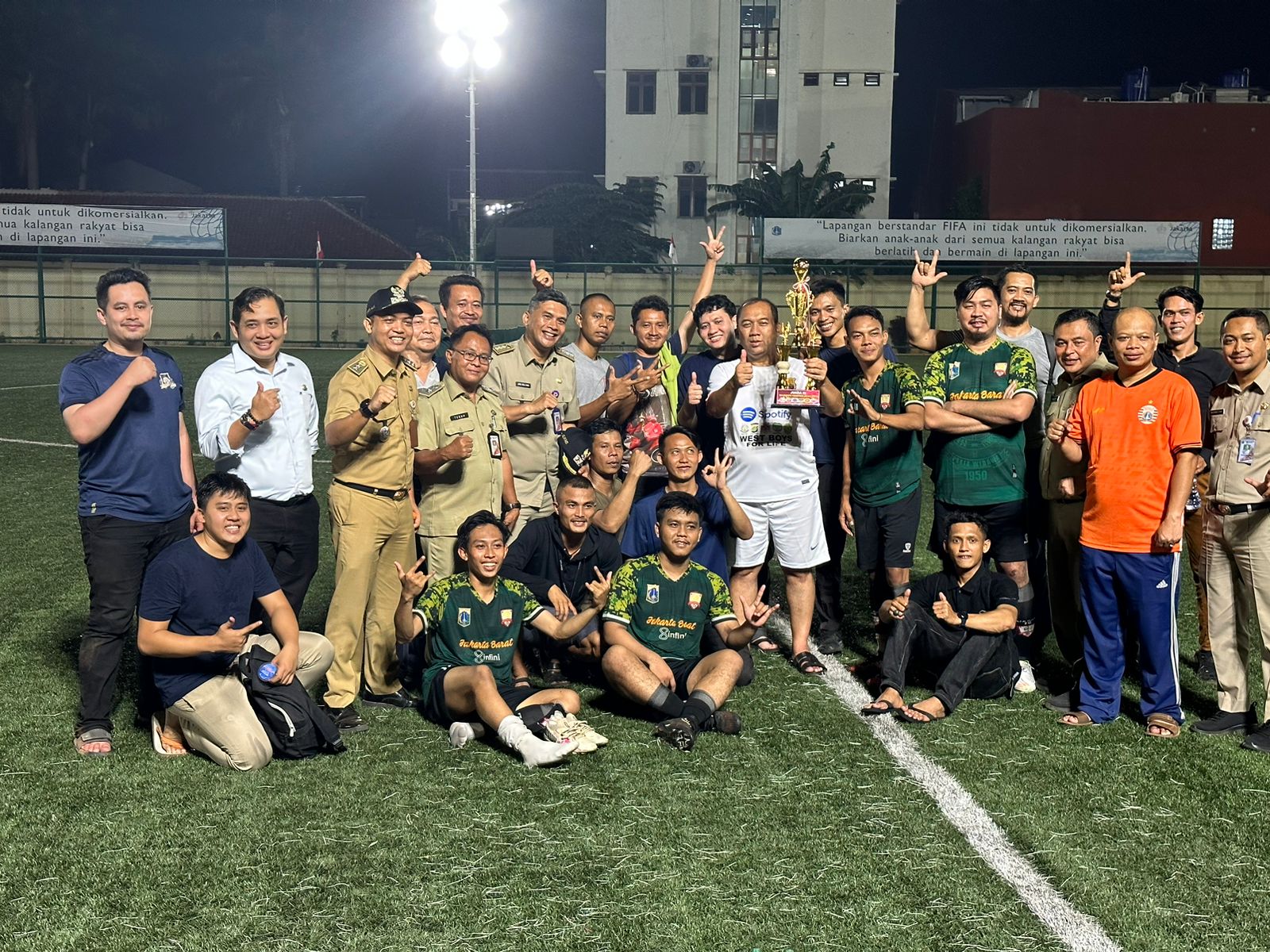 Forkopimko Jakarta Barat menggelar pertandingan sepak bola untuk menyambut HUT RI ke-78. (Istimewa) - Image