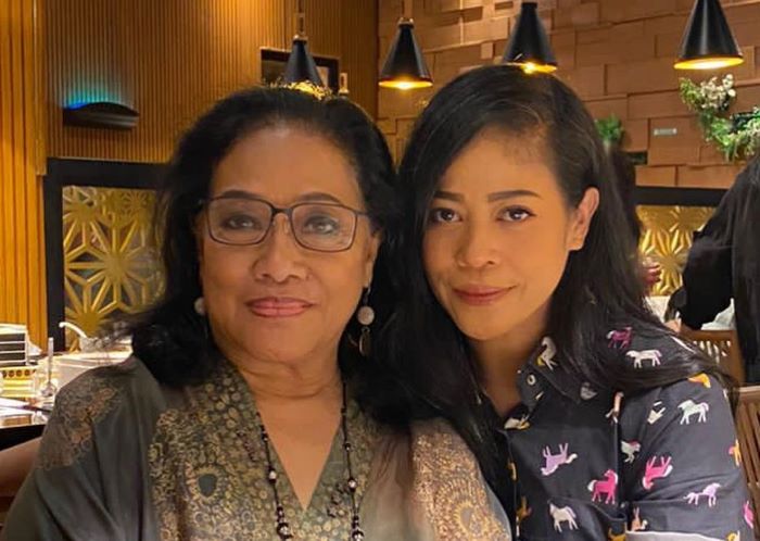 Kikan Namara bersama ibunya, Indira Damayanti. - Image