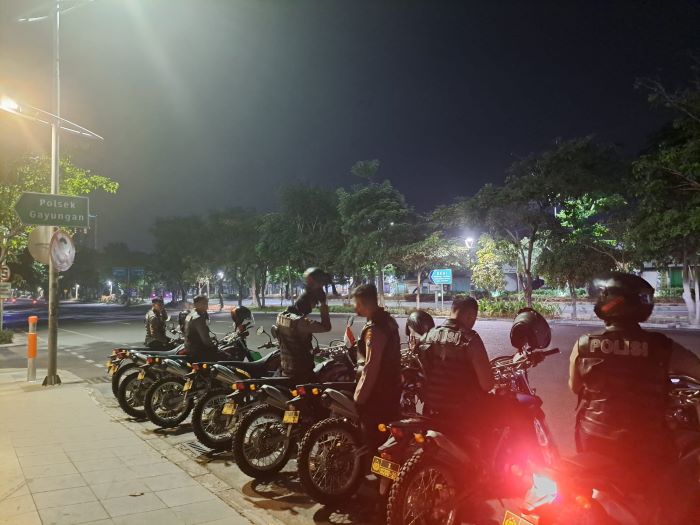 Patroli Perintis Presisi Satsamapta Polrestabes Surabaya tangkap dua pemuda bersama barang bukti minuman keras. - Image