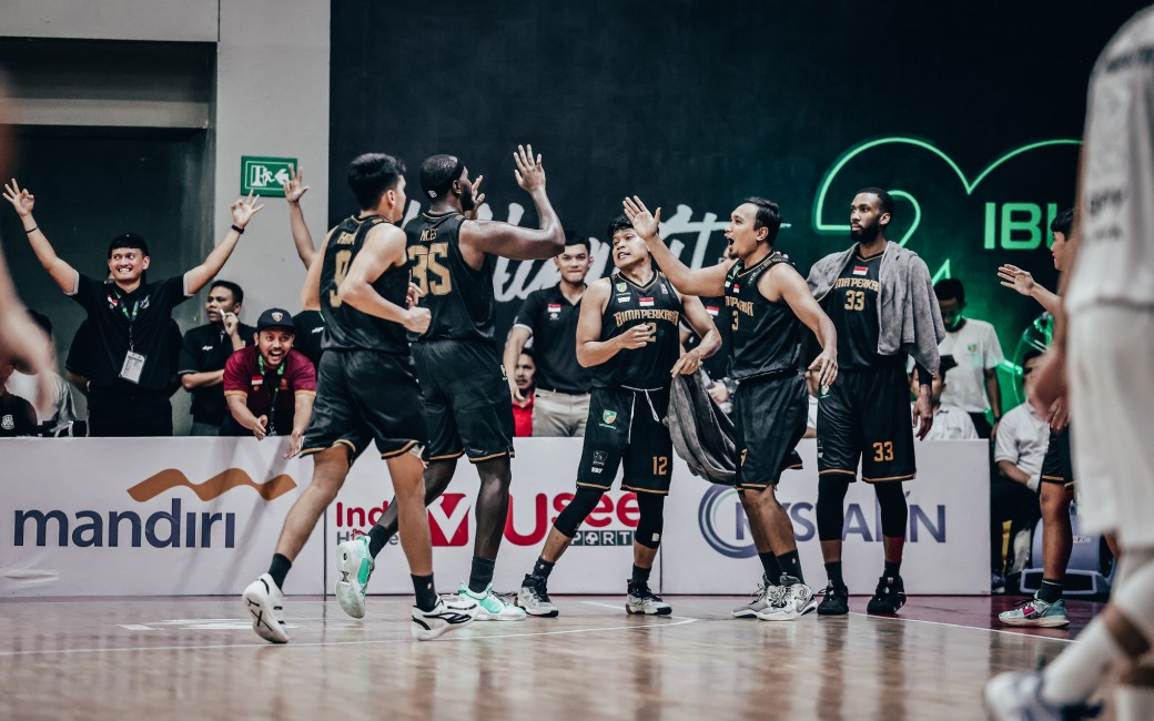 Pemain BPJ ketika menghadapi Bumi Borneo di pentas IBL 2023. - Image